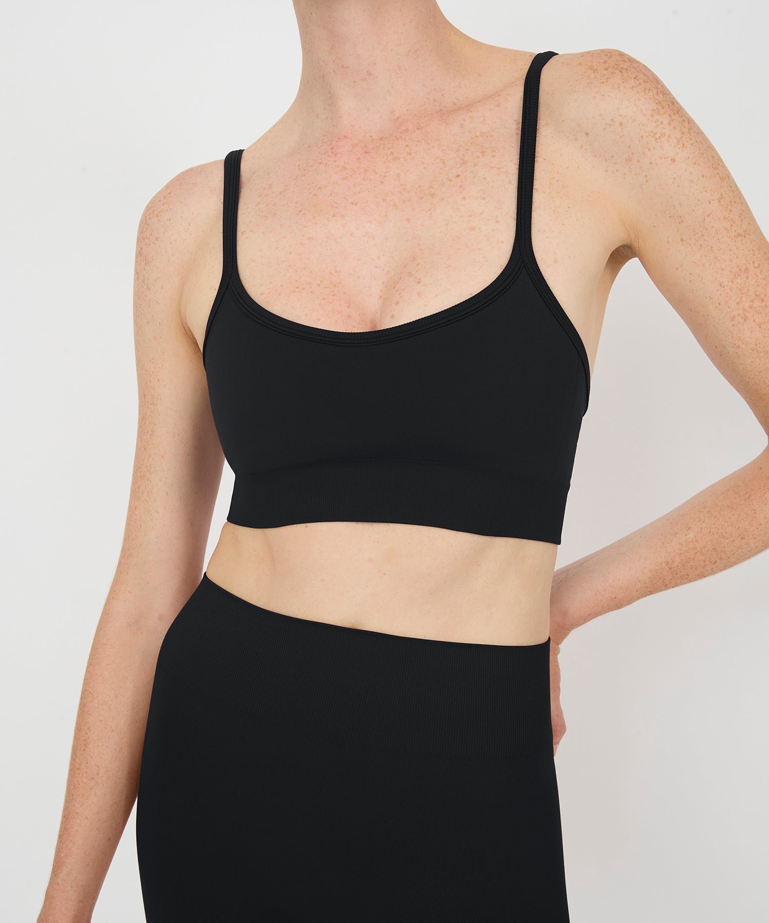 Form Movement V Neck Bra - Black